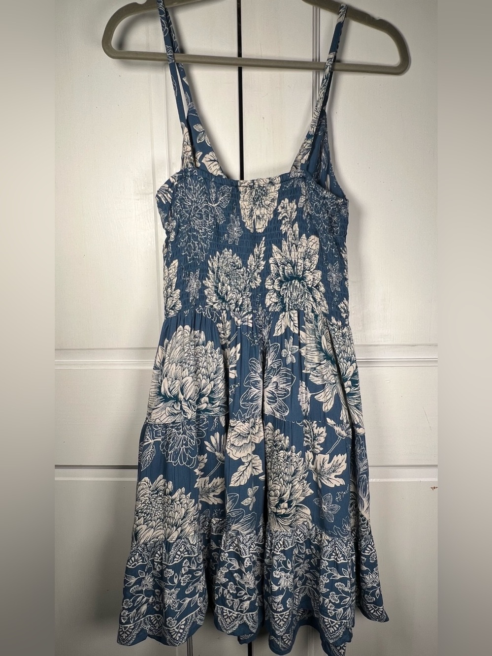 Angie Blue/white Floral Print Spaghetti Strap Dress Smocked Upper Back Size M - Picture 2 of 6